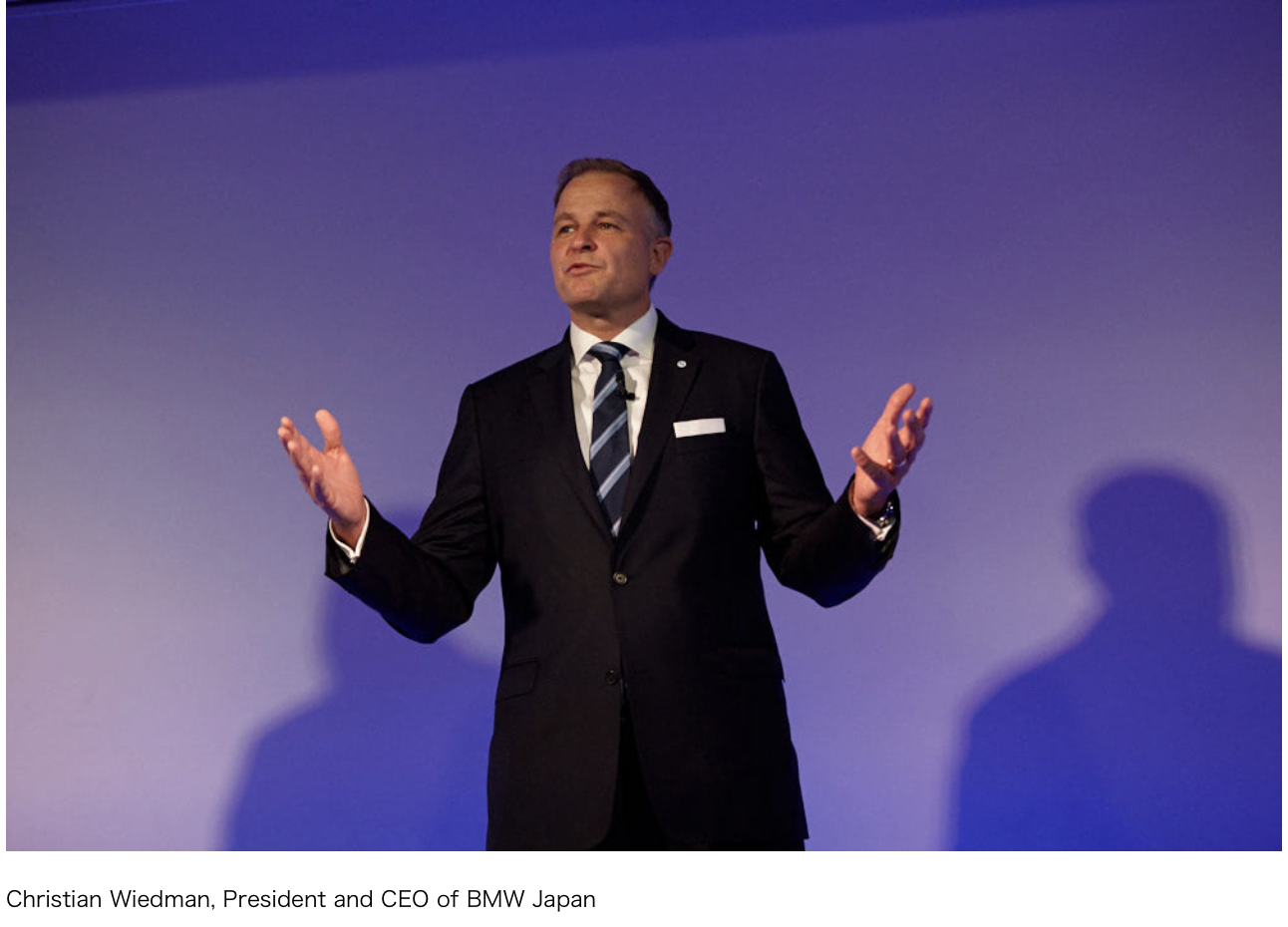 BMW x Jeff Coons' special car unveils. Where is the sales auction?